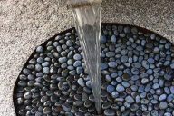 fuente con piedras